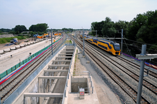 816335 Gezicht op de werkzaamheden in het kader van het Randstadspoor bij het spoorknooppunt Lunetten te Utrecht, vanaf ...